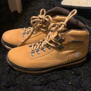Ladies beautiful like new timberland’s